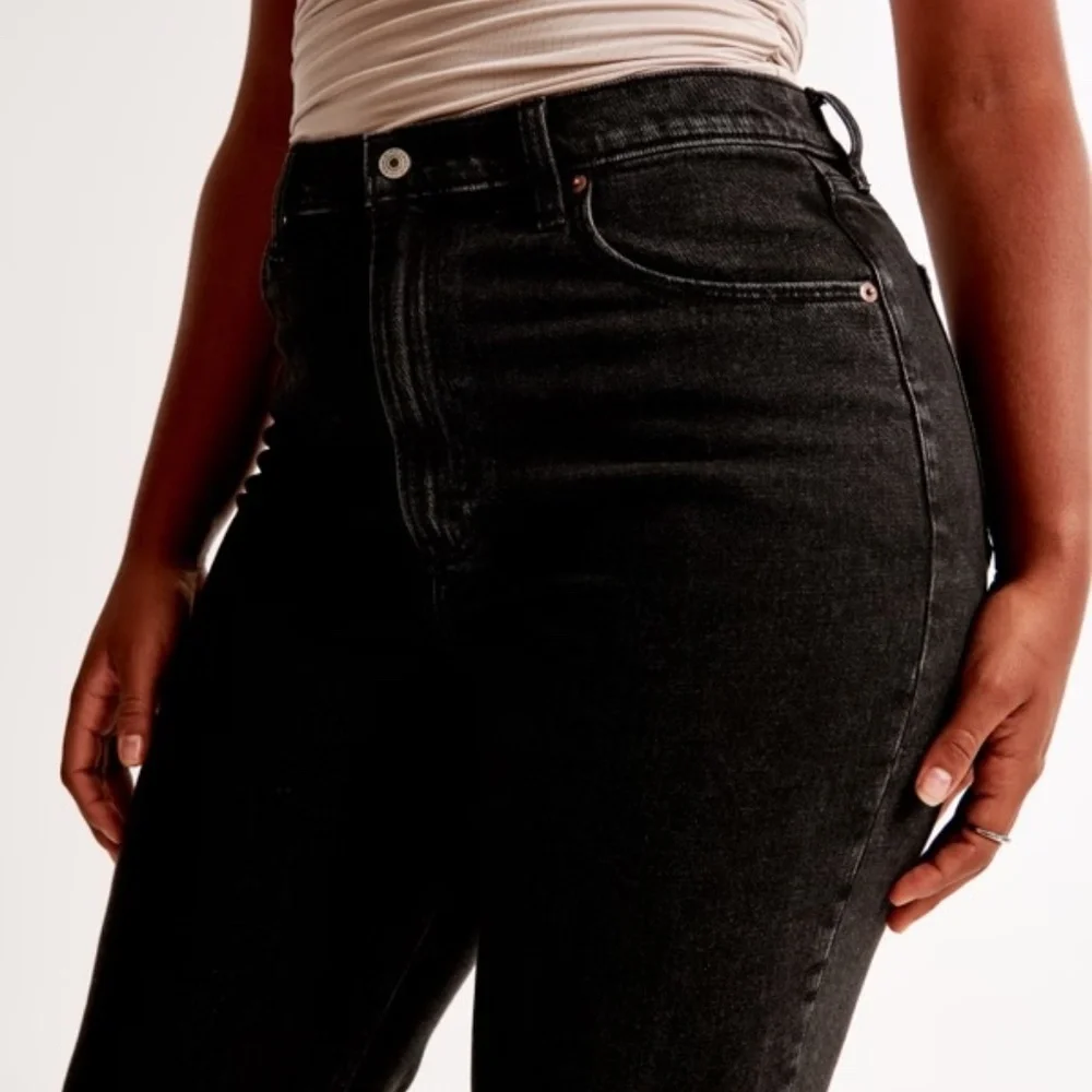 Abercrombie Curve Love Ultra High Rise Ankle Straight Jean Black Regular - Picture 4 of 9